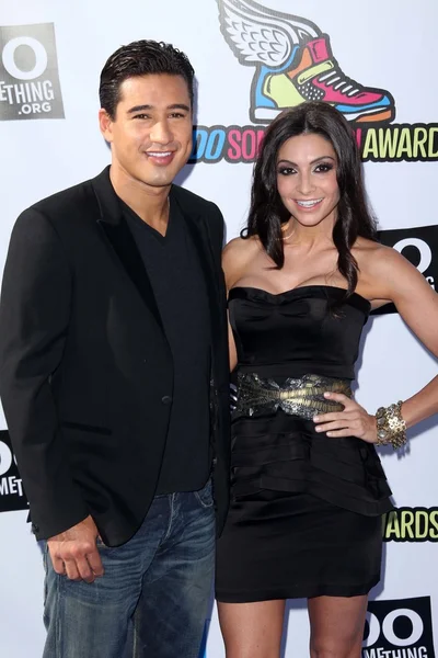 Mario Lopez, Courtney Mazza at the 2011 VH1 Do Something Awards, Hollywood — Stock Photo, Image