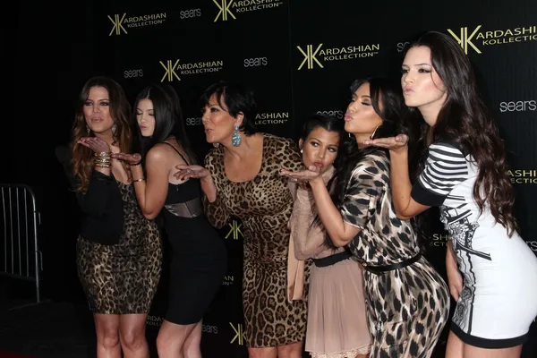帕里斯 kardashian，凯莉詹纳、 克里斯詹纳，kourtney kardashian、 kim karda — 图库照片