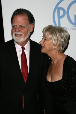 erkek ve kadın ofiste tokalaşırken