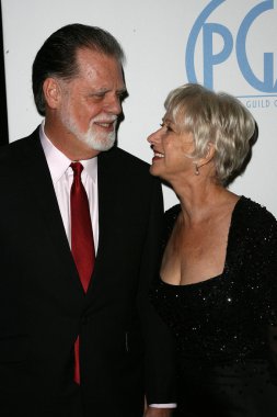 erkek ve kadın ofiste tokalaşırken