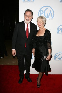 erkek ve kadın ofiste tokalaşırken