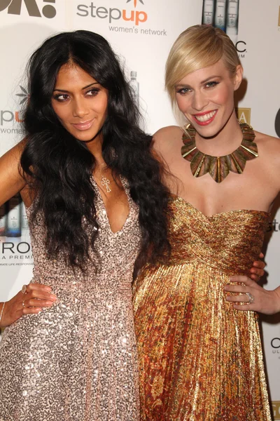 Nicole Scherzinger e Natasha Bedingfield na Celebra "Mulheres da Música" — Fotografia de Stock