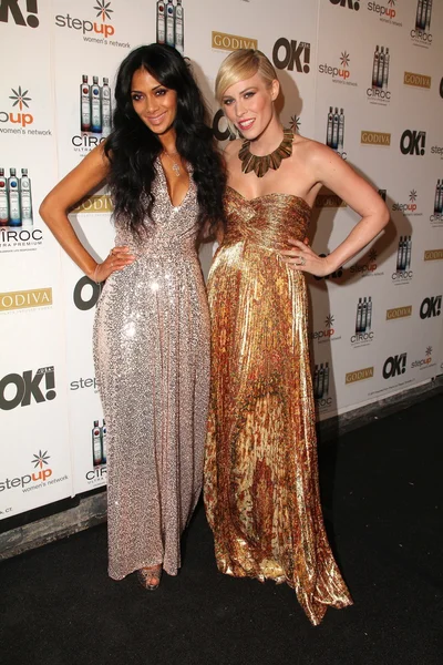 Nicole Scherzinger y Natasha Bedingfield en las "Mujeres de la Música" Celebra — Foto de Stock