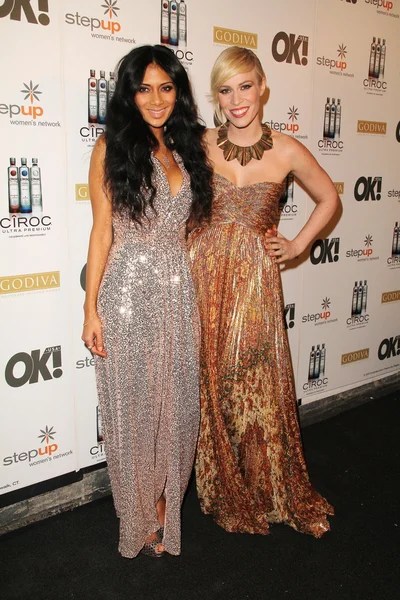 Nicole Scherzinger e Natasha Bedingfield alla Celebra "Donne della Musica" — Foto Stock