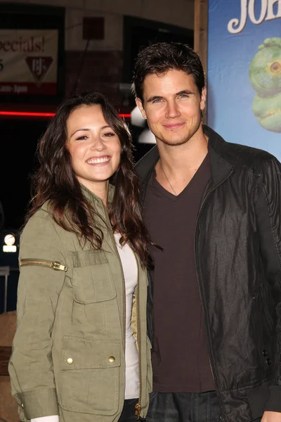 Italia Ricci and Robbie Amell at the "Rango" Los Angeles Premiere, Village — Stock Photo, Image