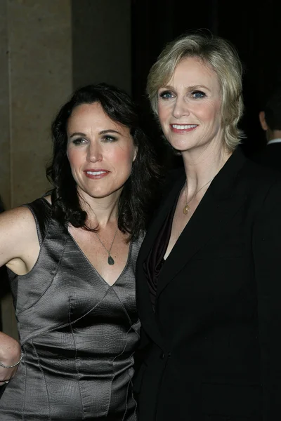 Jane Lynch y su compañera Lara Embry — Foto de Stock