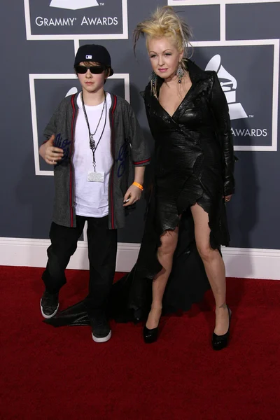 Cyndi Lauper with her son at the 53rd Annual Grammy Awards, Staples Center — Stockfoto