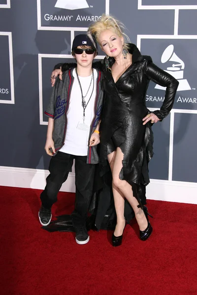 Cyndi Lauper con su hijo — Foto de Stock