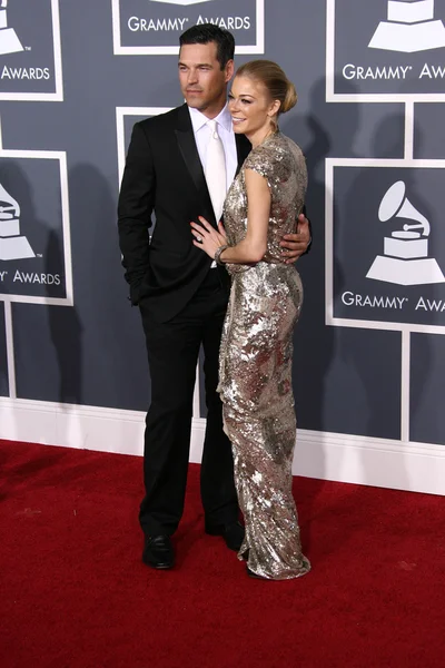 Eddie Cibrian and LeAnn Rimes at the 53rd Annual Grammy Awards, Staples Ce — 图库照片