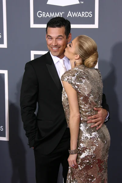 Eddie Cibrian and LeAnn Rimes at the 53rd Annual Grammy Awards, Staples Ce — Stock Photo, Image