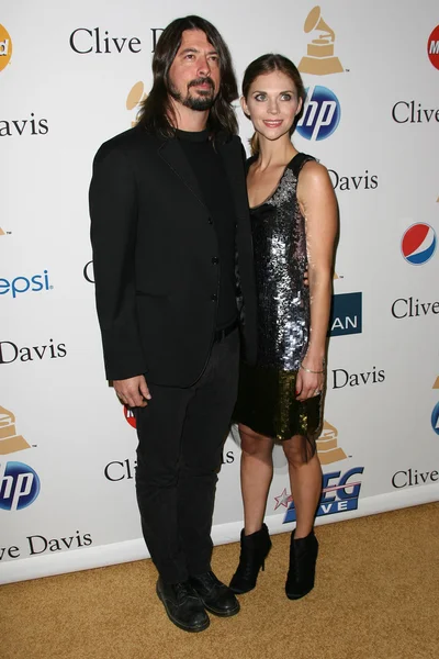 Dave Grohl and wife Jordyn Blum Grohl at the Clive Davis Pre-Grammy Awards — Stockfoto