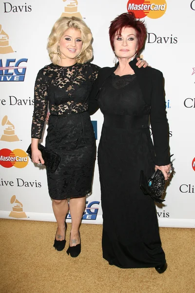 Kelly Osbourne y Sharon Osbourne en el Clive Davis Pre-Grammy Awards Party, Beverly Hilton Hotel, Beverly Hills, CA. 02-12-11 — Foto de Stock