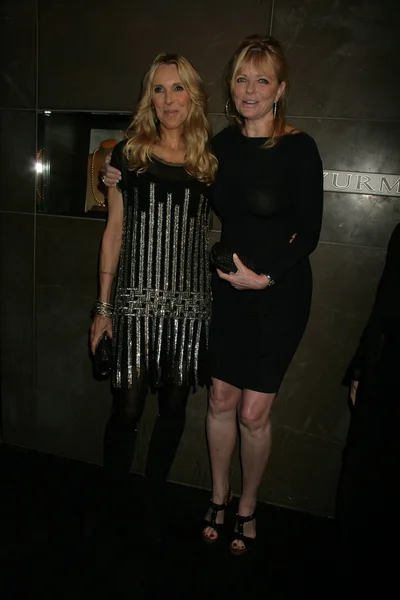 Alana Stewart, Cheryl Tiegs at the John Wayne Cancer Institute Shopping Experience, David Yurman, Beverly Hills, CA. 02-08-11 — Stock Photo, Image