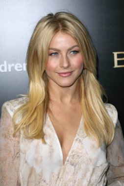 Julianne Hough Simon Fuller ve Paul H onurlandıran Bvlgari özel Event'de