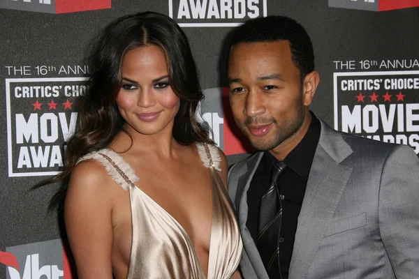 John Legend och Danielle Abreu på den 16: e årliga Critics' Choice Movie Aw — Stockfoto