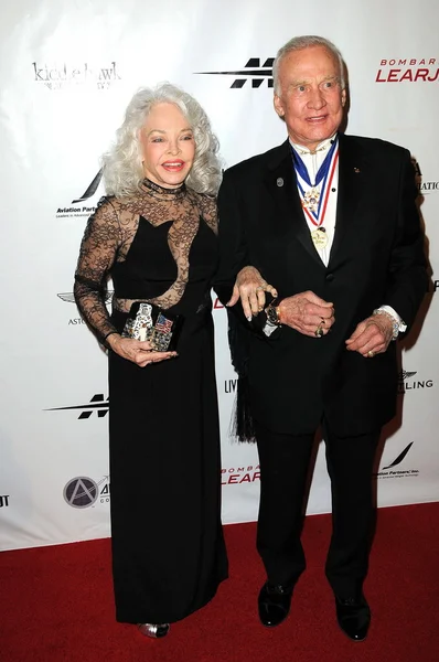 Buzz Aldrin e moglie Lois presso l'ottava Leggende viventi annuali di aviazione, Essere — Foto Stock