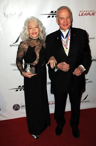 Buzz Aldrin y su esposa Lois en el octavo Anual Leyendas Vivas de la Aviación, Ser — Foto de Stock