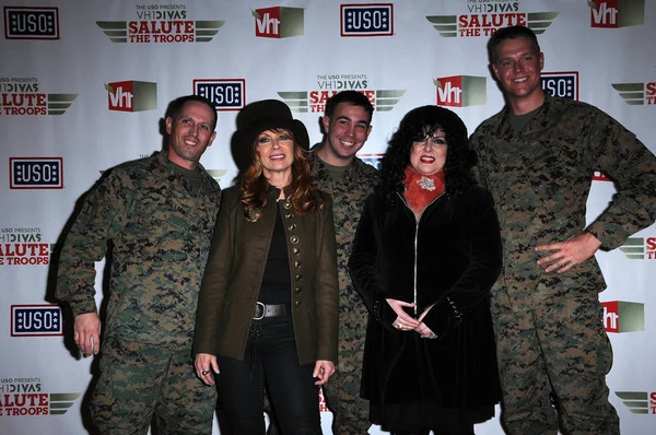 Nancy e Ann Wilson de coração no VH1 Divas Saudar as tropas, Corpo de Fuzileiros Navais — Fotografia de Stock