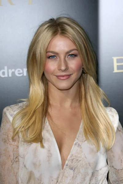 Julianne Hough at a Bvlgari Private Event Honoring Simon Fuller And Paul H — Stock Photo, Image