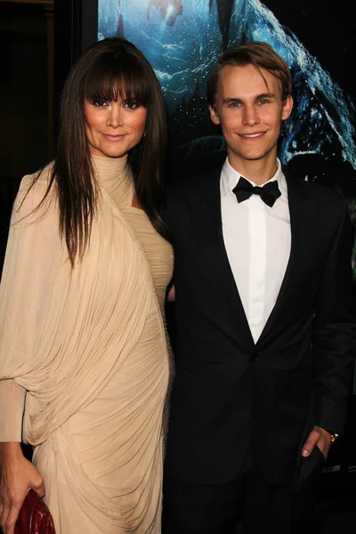 Alice Parkinson e Rhys Wakefield alla prima mondiale di Sanctum, Manns Chinese 6, Hollywood, CA. 01-31-11 — Foto Stock