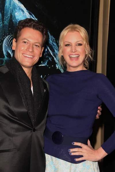 Ioan Gruffudd and Alice Evans at the World Premiere of "Sanctum," Mann's C — Stock Photo, Image