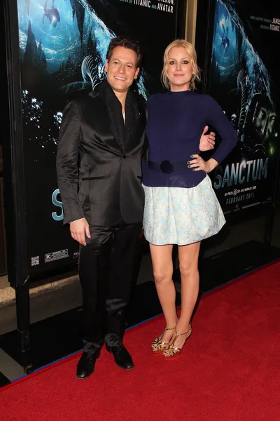 Иоан Грифид и Элис Эванс на мировой премьере "Санктума", "С" Манна — стоковое фото