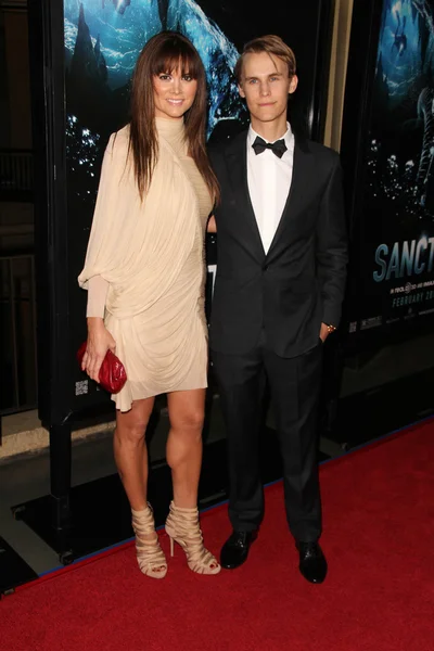 Alice Parkinson y Rhys Wakefield en el estreno mundial de Sanctum, Manns Chinese 6, Hollywood, CA. 01-31-11 — Foto de Stock