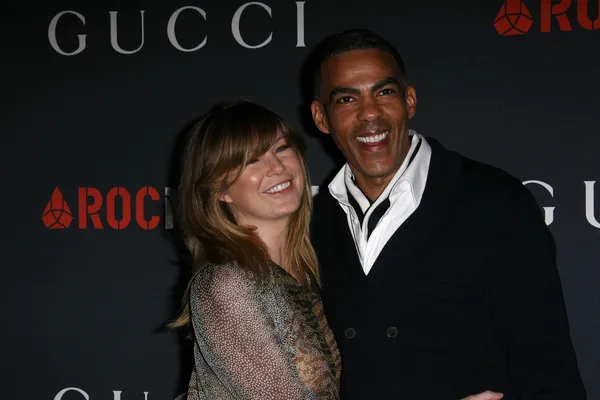 Ellen Pompeo és Chris Ivery a a Gucci és a Rocnation privát előtti Grammy — Stock Fotó