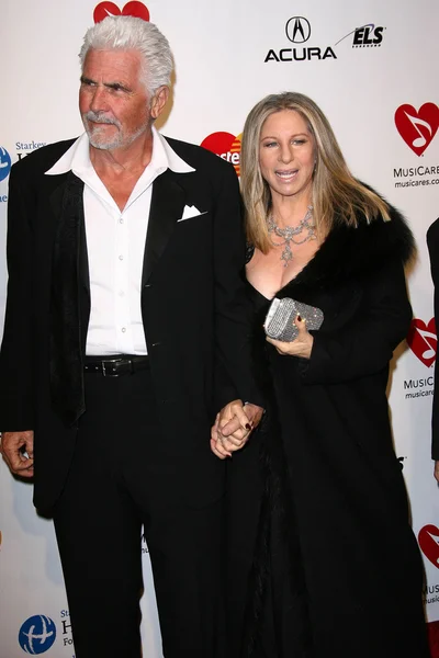 James Brolin and Barbra Streisand at the MusiCares Tribute To Barbra Strei — Stock Photo, Image