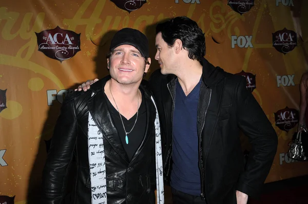 Jerrod Niemann and Jaron Lowenstein at the 2010 American Country Awards Ar — Stock Photo, Image