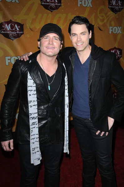 Jerrod Niemann and Jaron Lowenstein at the 2010 American Country Awards Ar — Stock Photo, Image