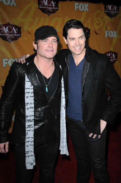 Jerrod Niemann and Jaron Lowenstein at the 2010 American Country Awards Ar — Stock Photo, Image