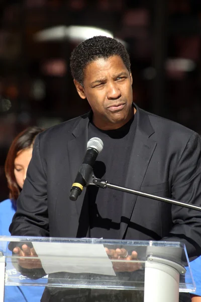 Denzel Washington a un ragazzi e ragazze club d'America annuncio con D — Foto Stock