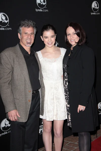 Hailee Steinfeld with Parents Peter Steinfeld and Cheri — Stock Photo, Image