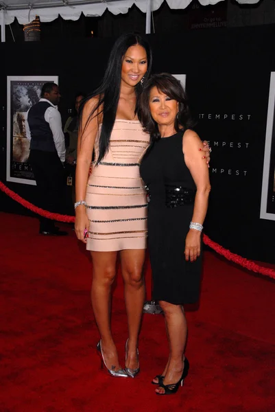 Kimora lee och mamma på "stormen" los angeles premiere, el capitan, h — Stockfoto