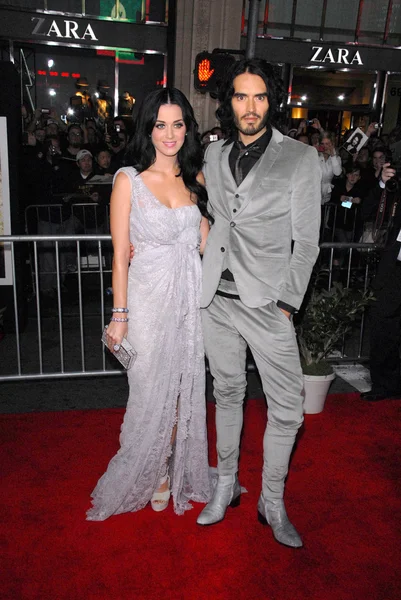 Katy Perry and Russell Brand at "The Tempest" Los Angeles Premiere, El Cap — Stock Photo, Image