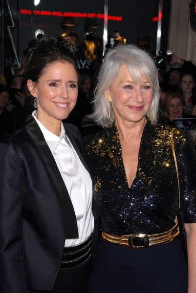 Julie Taymor y Helen Mirren en "The Tempest" estreno en Los Ángeles, El Ca —  Fotos de Stock