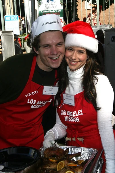 Alex beh, jennifer love hewitt aan de vooravond van Kerstmis voor daklozen geserveerd in los angeles missie, los angeles, ca. 12-24-10 — Stockfoto