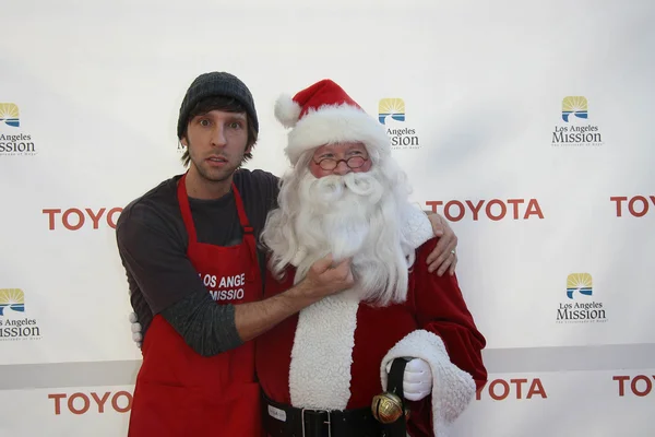 Joel david moore an heiligabend für obdachlose im los angeles m serviert — Stockfoto