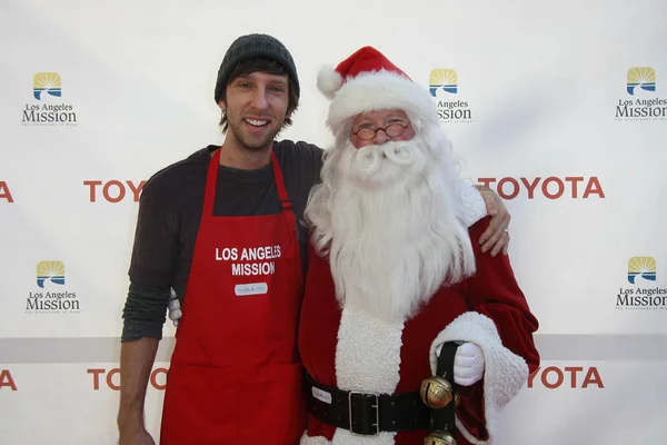 Joel David Moore at the Christmas Eve For Homeless Served at Los Angeles M — Stock Photo, Image