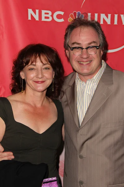 Bonita Friedericy y John Billingsley en el NBC Universal Press Tour Al — Foto de Stock