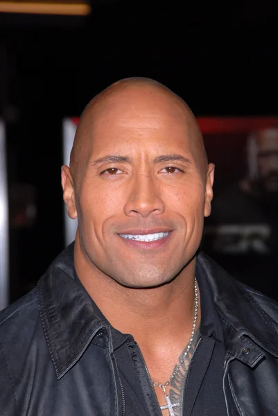 Dwayne johnson bei der premiere von "faster", chinesisches theater, hollywood, ca — Stockfoto