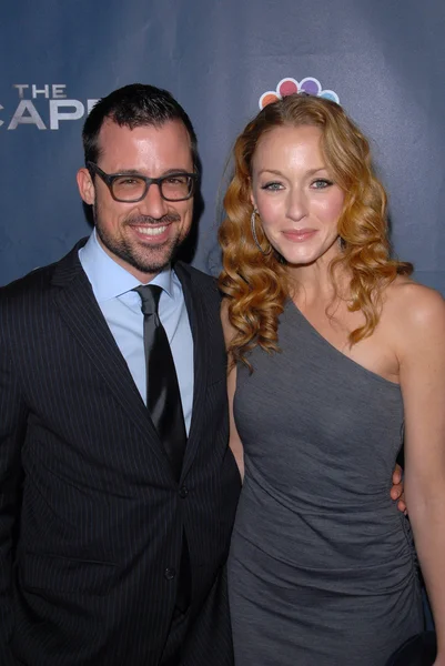 Jennifer Ferrin y Zach Bliss en la fiesta de estreno para "The Cape" de la NBC " — Foto de Stock