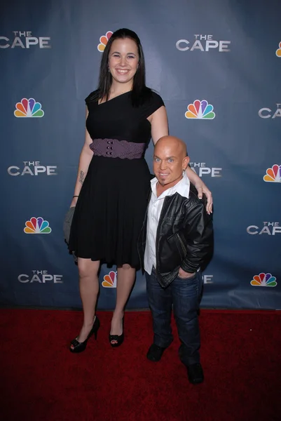 Martin Klebba et son fiancé à la première partie de "The Cape" de NBC à tMu — Photo