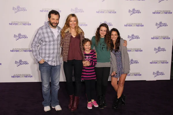 Judd apatow, leslie mann und familie bei der "justin bieber: Sag niemals nie — Stockfoto