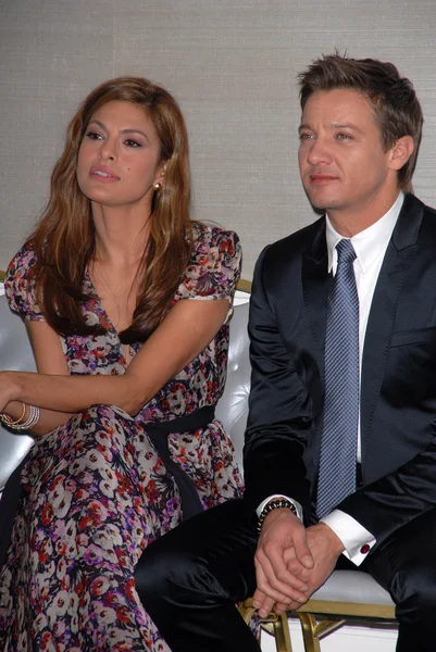 Eva Mendes and Jeremy Renner at the 2011 Film Independent Spirit Award Nom — Stockfoto