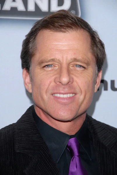 Maxwell Caulfield bij de "hot in Cleveland" "Retired bij 35" Premiere Party — Stockfoto