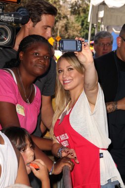 Hilary duff los angeles mission los mahalle block partide bir