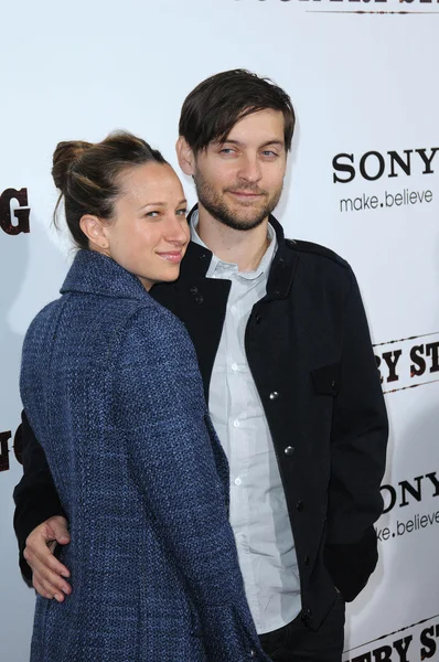 Jennifer Meyer y Tobey Maguire — Foto de Stock