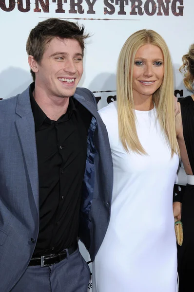 Garrett Hedlund and Gwyneth Paltrow at the "Country Strong" Los Angeles Sp — Stock Photo, Image